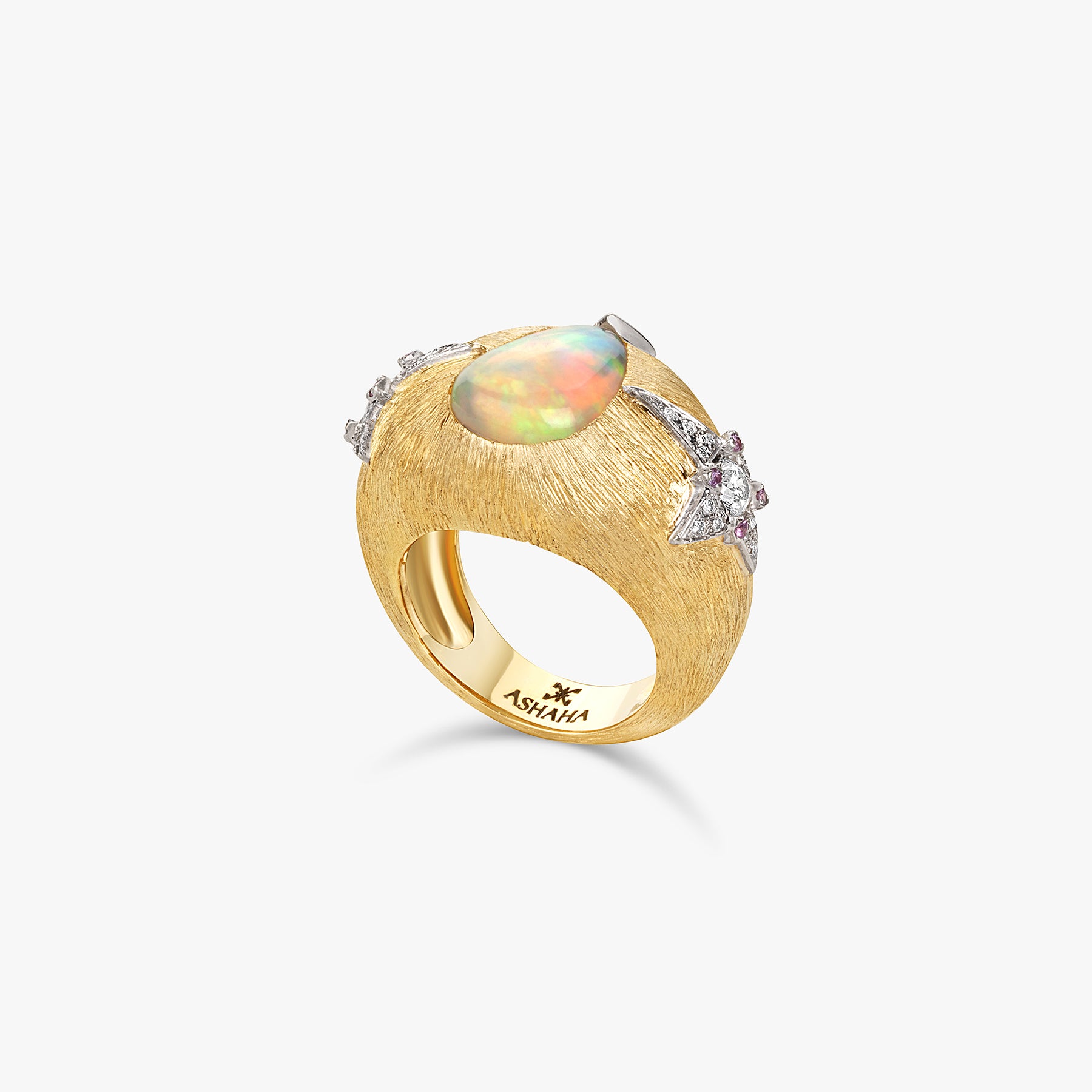 Ashaha Paris. Dana opal ring in 18k yellow gold