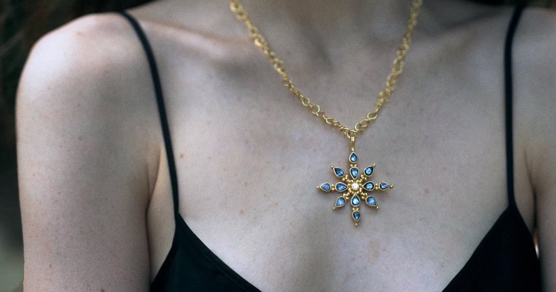 Sapphire gold necklace by fine jewelry designer Linda Hoj