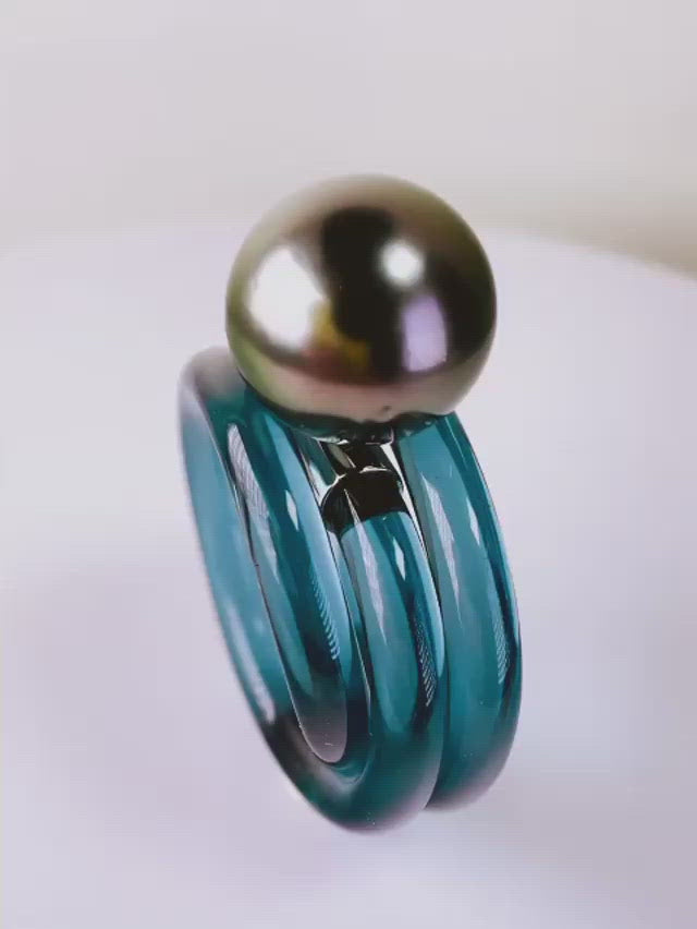Grey Pearl and blue ring in 18 karat white gold by fine jewelry designer Monika Seitter