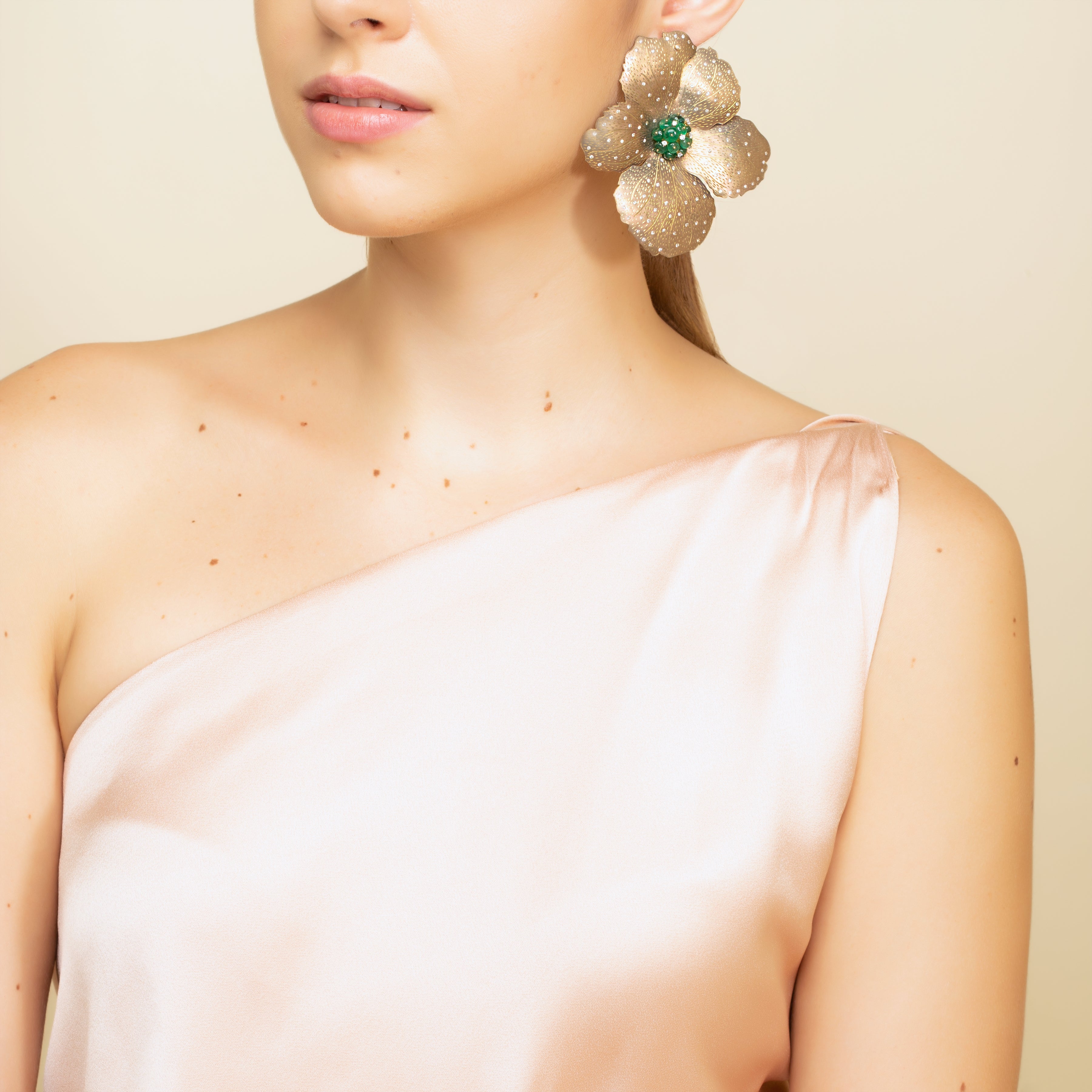18 karat gold and titanium flower earrings with emerald and scattered diamonds by fine jewelry designer ESTAA