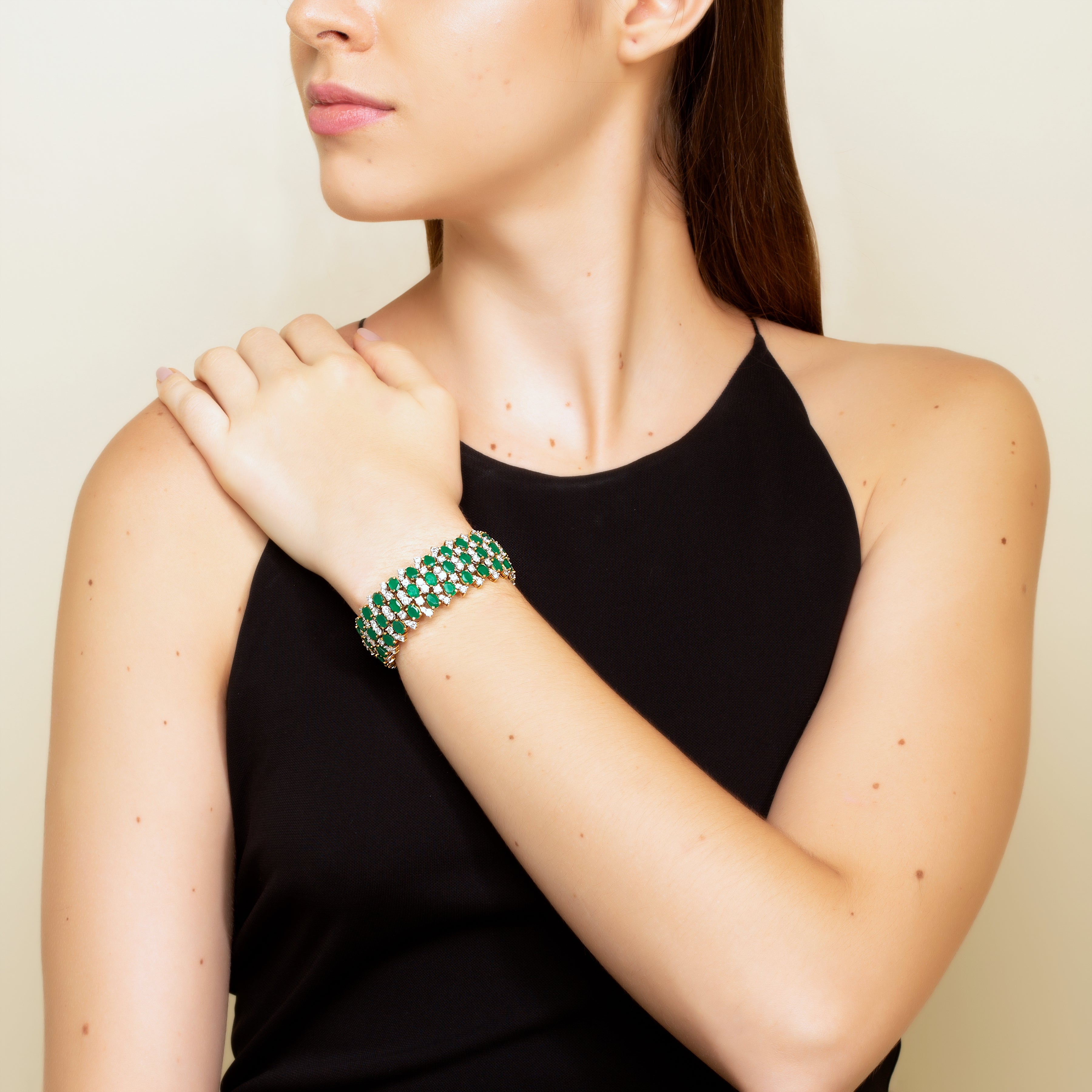 Emerald and Diamonds bracelet in 18 karat gold by fine jewelry designer ESTAA