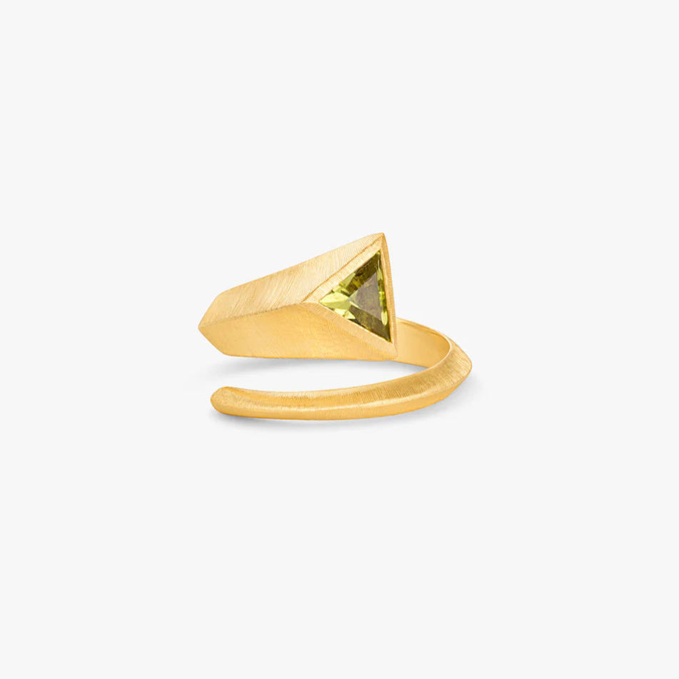 Ashaha jewelry. Aysu Peridot ring in 18k gold. Fine Jewelry.