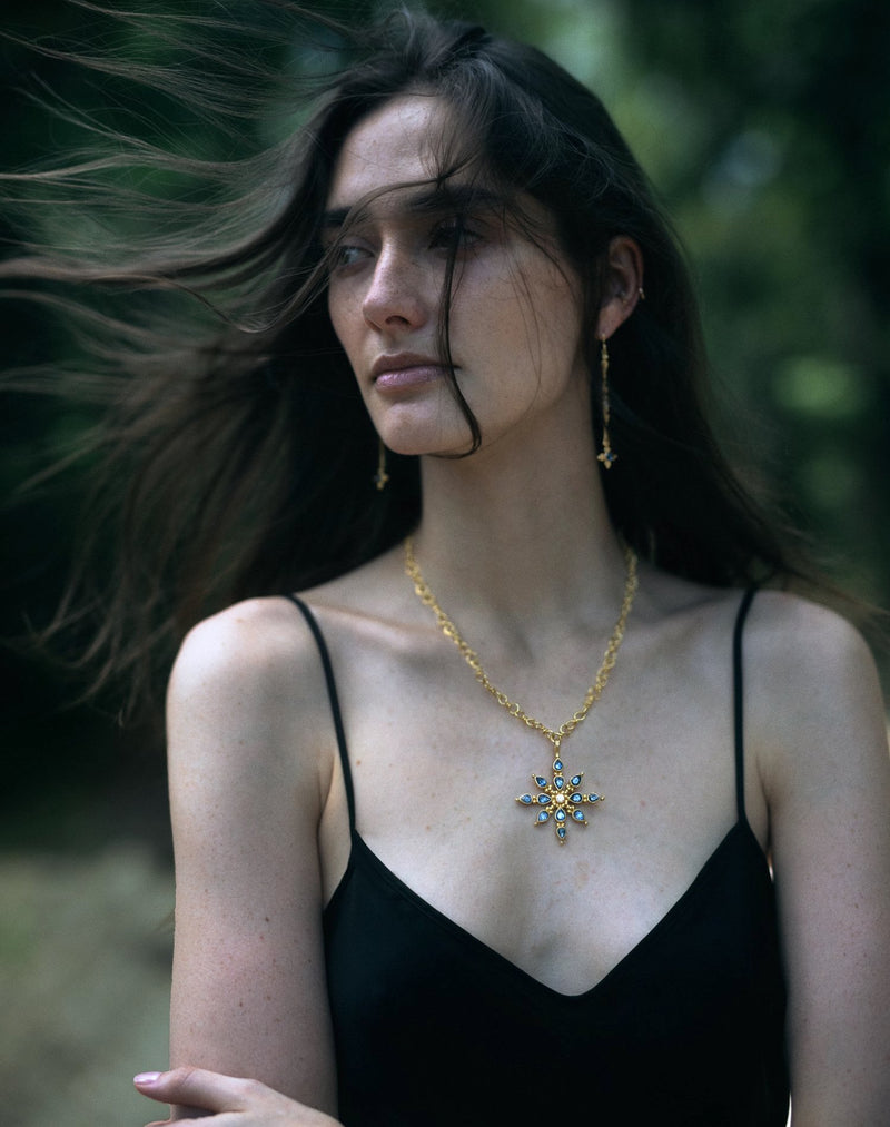 Sapphire gold necklace by fine jewelry designer Linda Hoj