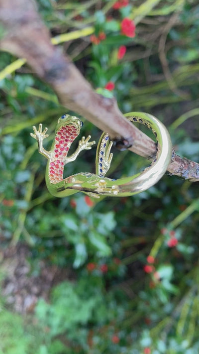 Wearable miniature sculpture. Sapphire Lizard Double Knuckle Ring by jewelry designer Clio Saskia