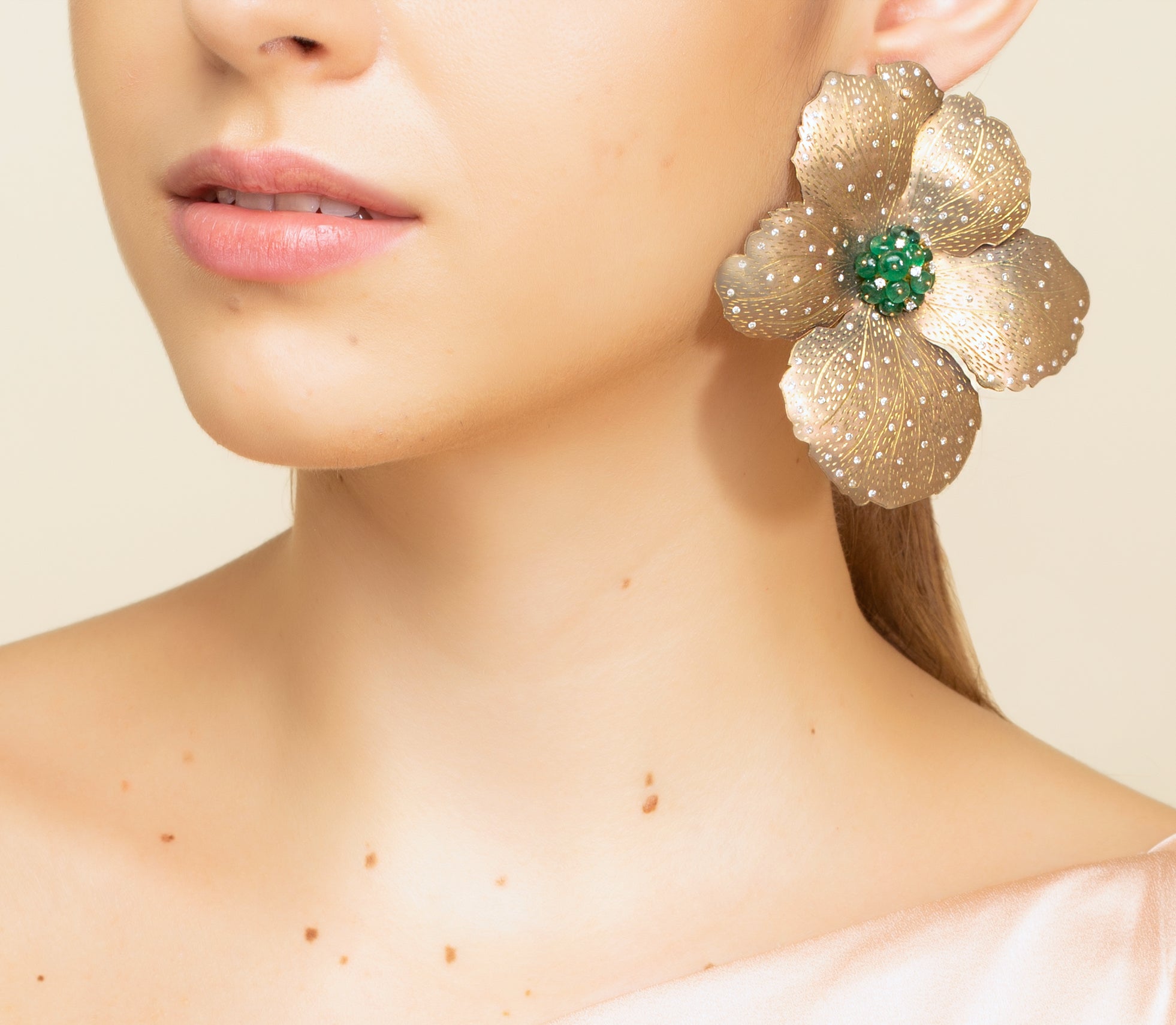 18 karat gold and titanium flower earrings with emerald and scattered diamonds by fine jewelry designer ESTAA